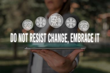 El yazısı metin DeğiştirmeyiN Değişimembrace It. Kavram değişikliklere açık olun yeni şeyler deneyin Positive Woman akıllı cihaz kullanarak sunum sunan resmi iş elbisesi giymek.