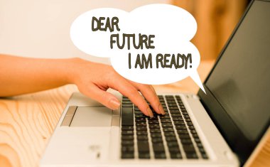 Sevgili Geleceğimi gösteren bir not yazıyorum. Dizüstü akıllı telefon ve ofis malzemeleri teknolojisi ile tamamen hazırlanmış kadın olmak devlet eylem durum vitrine.