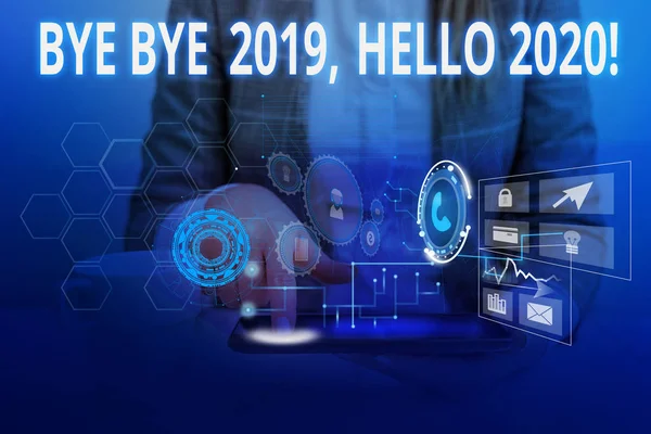 Текст написання слова "Bwell Bye 2019 Hello 2020", бізнес-концепція для прощання з минулим роком і привітання ще однієї хорошої жінки, яка носить офіційний робочий костюм презентації за допомогою смарт-пристрою . — стокове фото