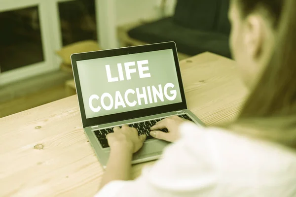 Conceptuele hand schrijven toont Life coaching. Zakelijke foto tekst Verbeter levens door uitdagingen stimuleert ons in onze carrières vrouw met laptop smartphone en kantoorbenodigdheden technologie. — Stockfoto