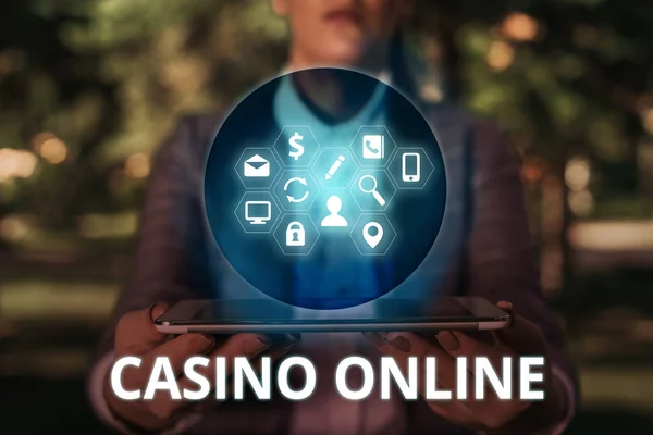 Tekstbord toont Casino online. Conceptuele foto computer poker spel Gamble Royal bet Lotto hoge inzetten. — Stockfoto