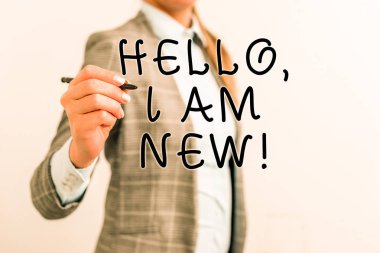 Merhaba Ben Yeniyim gösteren not yazma. Bir grupta kendini taze işçi veya öğrenci Olarak tanıtan İş fotoğrafı Kalemle boş alana işaret eden İş kadını.