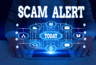 Scam Alert'i gösteren not yazma. Bir pazarlık Kadın umudu iddia istenmeyen e-posta vitrine akıllı cihaz kullanarak sunum sunan resmi iş elbisesi giymek.