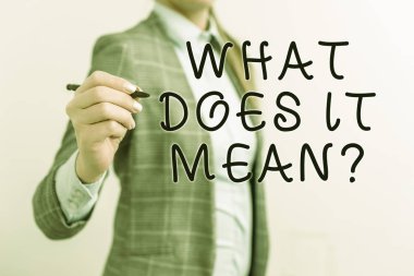 Ne Anlama Geldiğini gösteren not yazma sorusu. İş fotoğrafı vitrin belirsiz ifade İş kadını kalem ile boş alanda işaret iletişim kurmak için tasarlanmıştır.