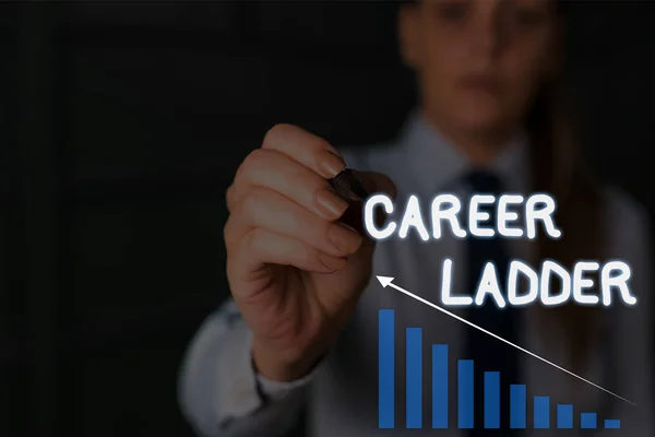 Pisanie notatki pokazujące Career Ladder. Business Photo gablota praca promocja postęp w górę mobilność Achiever kobieta nosić formalne kombinezon roboczy prezentacji przy użyciu inteligentnego urządzenia. — Zdjęcie stockowe