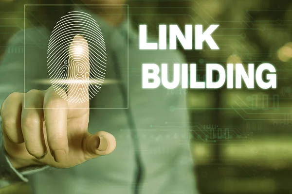 Escritura a mano de texto Link Building. Concepto significado SEO Término Intercambio Enlaces Adquirir Hipervínculos indexados Mujer usar traje de trabajo formal que presenta la presentación utilizando un dispositivo inteligente . — Foto de Stock