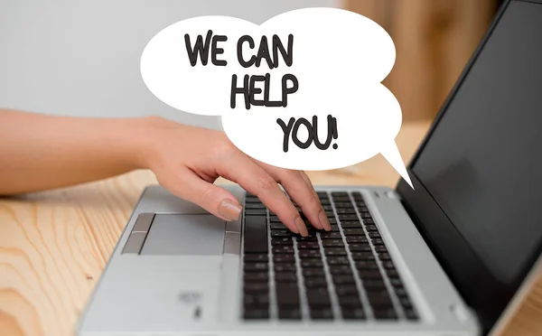 Menulis catatan yang menunjukkan We Can Help You. Foto bisnis menampilkan bantuan yang baik bagi pelanggan atau teman wanita dengan laptop smartphone dan teknologi perlengkapan kantor . — Stok Foto