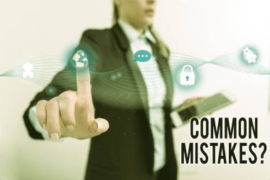 Sık Hatalar Sorusu'ni gösteren metin işareti. Kavramsal fotoğraf tekrar hareket veya yargı yanlış bir şey yapma Kadın insan resmi iş elbisesi sunum sunan akıllı cihaz.