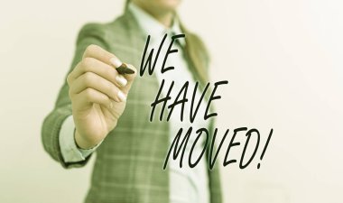 Biz Taşındık gösteren kavramsal el yazısı. İş fotoğrafı metni Bir rezidanstan veya bir konumdan başka bir yere gitmek için boş alanı kalemle işaret eden Relocate Business kadını.