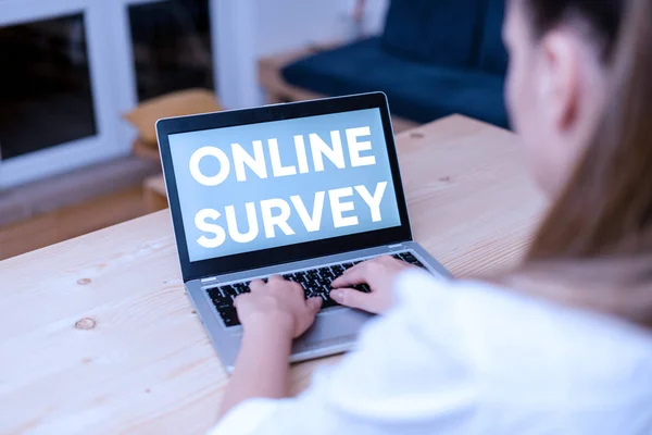 Conceptuele hand schrijven tonen online enquête. Feedback van zakelijke foto tekst herbeoordeling poll tevredenheidscijfer getuigenis vrouw met laptop smartphone en kantoorbenodigdheden technologie. — Stockfoto