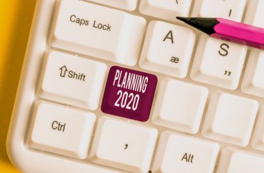 El yazısı metin yazma Planlama 2020. Kavram anlamı Zihin Konumlandırma Uzun vadeli Hedefler Beyaz pc klavye beyaz arka plan tuşu kopyalama alanı üzerinde boş not kağıdı ile sonu ile başlayın.