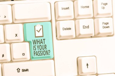 El yazısı metin yazma Tutku Soru nedir. Kavramı beyaz arka plan anahtar kopyasını yukarıda boş not kağıdı ile onun güçlü ve ancak kontrol edilebilir duygu Beyaz pc klavye hakkında soran anlamı