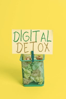 El yazısı metin Dijital Detoks. Kavramı Ücretsiz Elektronik Cihazlar Bağlantısı Zonklanmamış Çöp kutusu buruşturulmuş kağıt clothespin boş hatırlatma ofis malzemeleri sarı yeniden bağlanmak için.