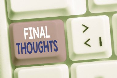 El yazısı metin yazma Son Düşünceler. Kavram sonuç veya sonuç içinde son birkaç cümle anlamı Beyaz pc klavye beyaz arka plan tuşu kopyalama alanı üzerinde boş not kağıdı ile.