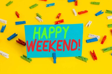 Happy Weekend'i gösteren bir not yazıyorum. Güzel bir şey vitrine İş fotoğraf oldu ya da onlar hayattan memnun hissediyorum Renkli clothespin kağıtları boş hatırlatma sarı zemin arka plan ofis.
