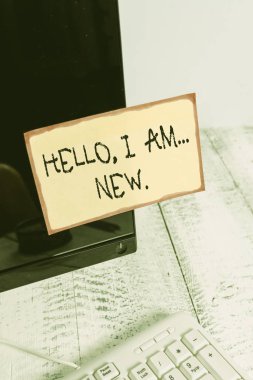 Kelime yazma metin Merhaba Ben Yeniyim. Beyaz klavyenin yanındaki siyah bilgisayar monitör ekranına bantlanmış taze işçi veya öğrenci Notasyon kağıdı olarak bir grupta kendini tanıtmak için iş konsepti.