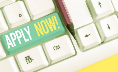 El yazısı metin yazma Şimdi Uygula. Kavram anlamı resmen yazılı bir şey isteği veya beyaz arka plan tuşu kopyalama alanı üzerinde boş not kağıdı ile form Beyaz pc klavye göndererek.