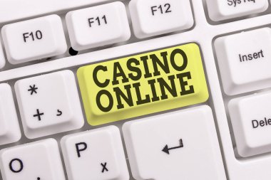 Casino Online gösteren kavramsal el yazısı. Beyaz arka plan üzerinde not kağıdı ile İş fotoğraf metin Computer Poker Game Gamble Royal Bet Lotto High Stakes Beyaz pc klavye.