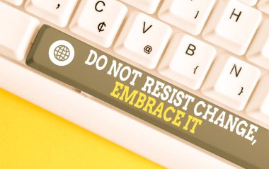 Don't Resist Change Embrace It. İş fotoğrafı vitrini yeni şeyler beyaz arka plan üzerinde not kağıdı ile Pozitif Beyaz pc klavye deneyin yeni şeyler deneyin gösteren not.