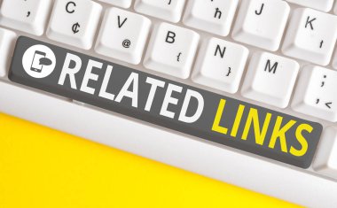 İlgili Linkleri gösteren kavramsal el yazısı. Bir Web sayfası Cross referans Hotlinks Köprüler Beyaz pc klavye beyaz arka plan üzerinde not kağıdı ile içinde İş fotoğraf metin Web sitesi.