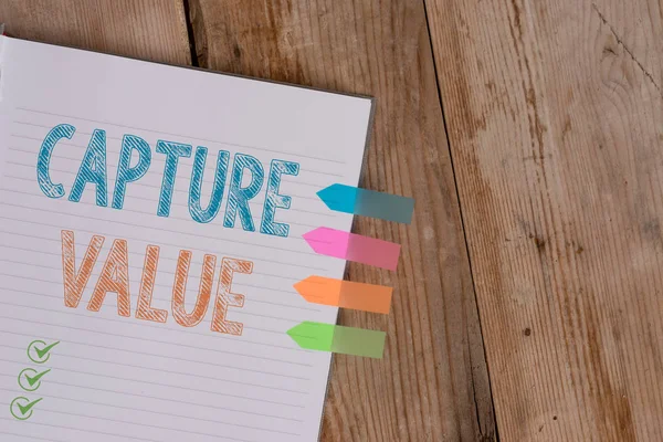 Escritura a mano Escritura de texto Capture Value. Concepto significado Relación con el cliente Satisfacer las necesidades Fuerza de la marca Retención Cuaderno rayado cuatro banners de flecha de color recordatorio fondo de madera . — Foto de Stock