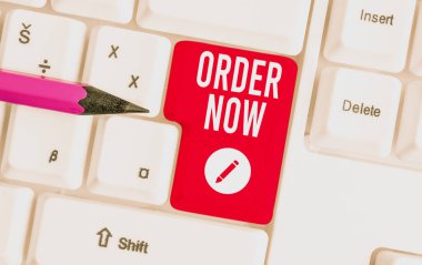 Şimdi Sipariş'i gösteren not yazma. Beyaz arka plan üzerinde not kağıdı ile bir şirket Beyaz pc klavyemal veya hizmet isteme faaliyetini vitrine İş fotoğrafı.