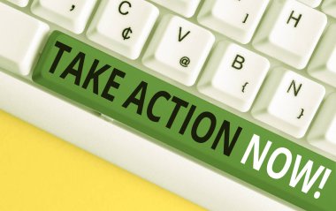 Word yazma metni Şimdi Harekete Geçin. Beyaz arka plan tuşu kopyalama alanı üzerinde boş not kağıdı ile sorun Beyaz pc klavye ile resmi veya uyumlu bir şey yapmak için İş konsepti.