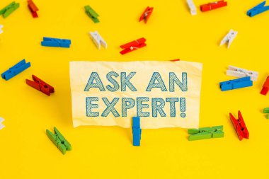 Uzmana Sor'u gösteren not yazma. Okuduğunuz İş fotoğraf vitrin onay anlamak ve kurallara katılıyorum Renkli clothespin kağıtları boş hatırlatma sarı zemin arka plan ofis.