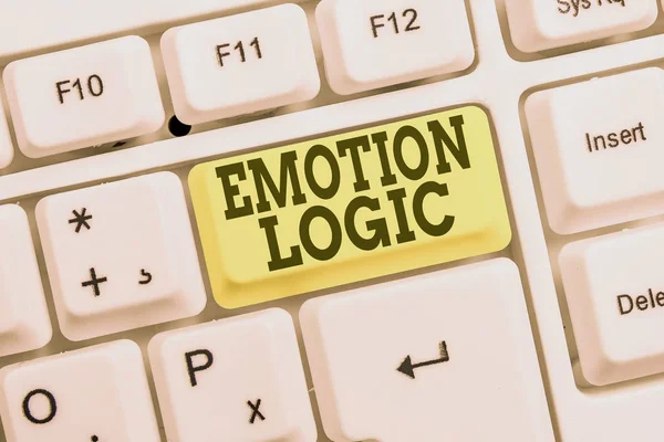 Konceptuális kézzel írás mutatja Emotion Logic. Üzleti fotó szöveg szív-vagy Brain Soul vagy intelligencia zavartság egyenlő egyenleg fehér PC billentyűzet jegyzet papír felett fehér háttér. — Stock Fotó