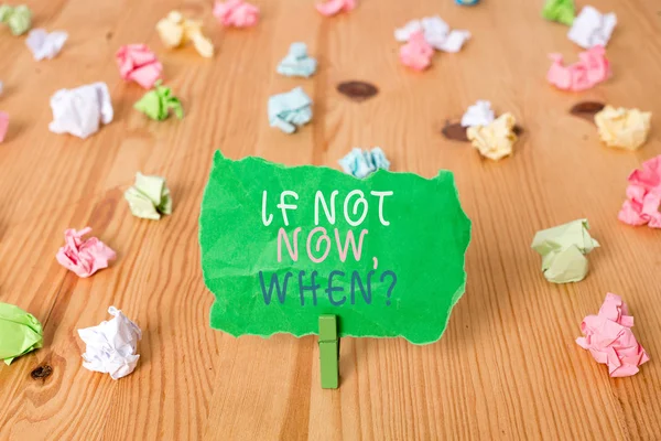 Woord tekst schrijven als dat nu niet het probleem is. Business concept voor start acteren vanaf dit moment niet aarzelen gekleurde verfrommeld papers lege herinnering houten vloer achtergrond wasknijper. — Stockfoto