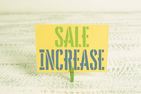 Textový znak zobrazující zvýšení prodeje Konceptuální fotografie průměrný objem prodeje se zvýšil příjem od zájemců zelený klokácení bílé dřevo pozadí barevný papír připomínka kancelářské zásoby. — Stock fotografie