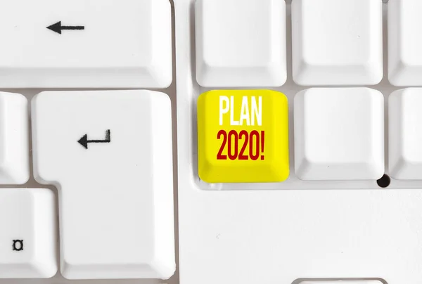 Écriture manuscrite de texte Plan 2020. Concept signifiant proposition détaillée faire quelque chose l'année prochaine Clavier pc blanc avec papier de note vide au-dessus de l'espace de copie de clé de fond blanc . — Photo