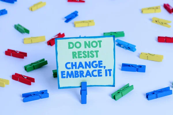 Escritura a mano conceptual que muestra No Resistir el Cambio Abrázalo. Exhibición de fotos de negocios Esté abierto a cambios pruebe cosas nuevas Papeles de pinza de ropa de colores positivos recordatorio vacío piso blanco oficina . —  Fotos de Stock