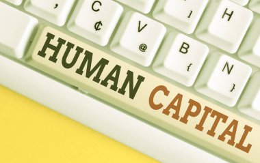 Huanalysis Capital'i gösteren bir metin işareti. Kavramsal fotoğraf Maddi Olmayan Kolektif Kaynaklar Yetkinlik Sermaye Eğitimi Beyaz bilgisayar klavyesi beyaz arka plan anahtar kopyalama alanı üzerinde boş not kağıdı ile.