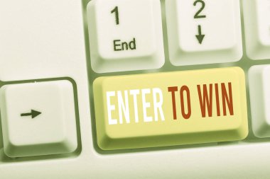 Enter To Win'i gösteren not yazma. Beyaz arka plan üzerinde not kağıdı ile ödül veya Beyaz pc klavye kazanma şansı için bir değer alışverişi gösteren İş fotoğraf.