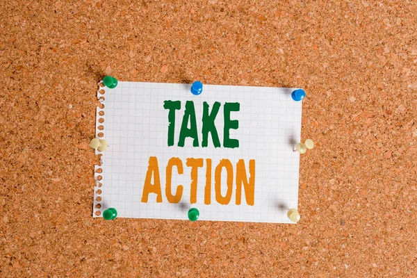 Escrevendo nota mostrando Take Action. Foto de negócios mostrando para fazer alguma coisaou ato, a fim de obter um resultado particular Papel de papelão tamanho papelão placa de aviso de cartaz . — Fotografia de Stock