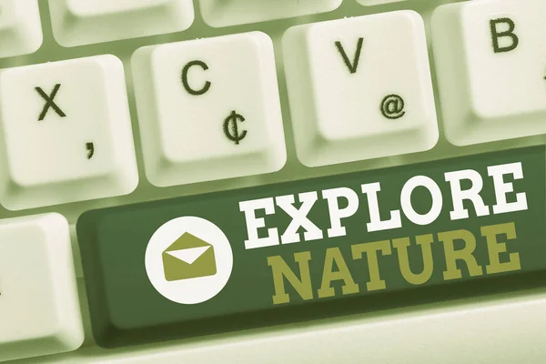 Texto de escritura de palabras Explore la naturaleza. Concepto de negocio para Reserva Camping Conservation Expedition Safari park Teclado blanco para PC con papel de nota vacío sobre fondo blanco . — Foto de Stock