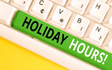 Kelime yazma metni Tatil Saatleri. Esnek çalışma programları altında çalışanlar için Fazla Mesai çalışması için iş konsepti Beyaz pc klavyesi beyaz arka plan tuşu kopyalama alanının üzerinde boş not kağıdı ile.