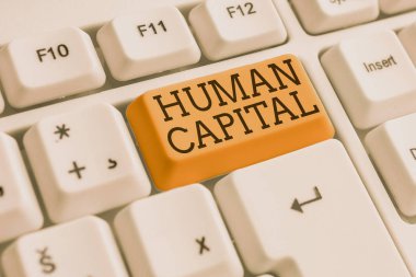 Huanalysis Capital'i gösteren kavramsal el yazısı. İş fotoğraf metin Somut Olmayan Kolektif Kaynaklar Yetkinlik Sermaye Eğitim Beyaz bilgisayar klavye beyaz arka plan üzerinde not kağıdı ile.