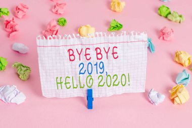 Bye Bye 2019 Merhaba 2020 gösteren kavramsal el yazısı. Geçen yıl veda ve hoşgeldiniz başka bir iyi bir Hoşgeldiniz İş fotoğraf vitrine Renkli buruşuk kağıtları boş hatırlatma pembe zemin