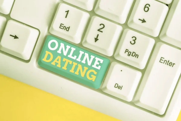 Schreiben Notiz zeigt Online-Dating. Geschäftsfotos, die die Suche nach passenden Beziehungen zeigen und Videochats mit weißer PC-Tastatur und Notizpapier über dem weißen Hintergrund. — Stockfoto