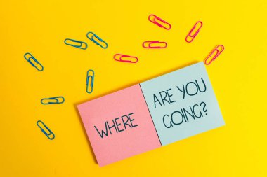 Nereye Gidiyorsun Sorusunu gösteren not yazıyorum. Renkli kare boş yapışkan not defterleri yapraklar renkli arka plan başlı hedef birine sormak için kullanılan İş fotoğraf vitrin.