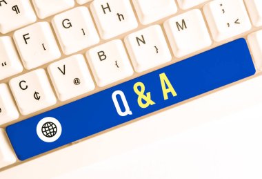 Q ve A Sorusunu gösteren not yazma. Gösteren sorular sorar ve başka bir beyaz arka plan üzerinde not kağıdı ile beyaz pc klavye cevaplar hangi gösteren vitrin.