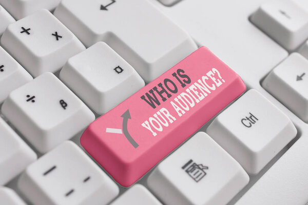Написание текста "Кто твоя аудитория". Бизнес-концепция для тех, кто смотрит или слушает его Белая клавиатура ПК с пустой бумагой над белым фоновым пространством для копирования
.