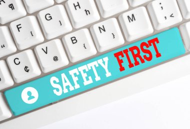 Word yazma metin Güvenlik İlk. İş konsepti için kullanılan en önemli şey beyaz arka plan tuşu kopyalama alanı üzerinde boş not kağıdı ile güvenli Beyaz pc klavye olmak olduğunu söylemek için kullanılır.