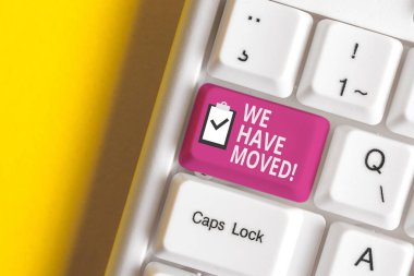 El yazısı metin yazma Biz Taşındık. Kavram anlamı Beyaz arka plan tuşu kopyalama alanının üzerinde boş not kağıdı ile bir ikamet gah veya yerden başka bir Relocate White pc klavyesine gitmek için.