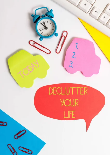 Palavra de texto De Clutter Your Life. Conceito de negócio para remover itens desnecessários de lugares desarrumados ou superlotados Flat lay com espaço de cópia em relógio de papel bolha e clipes de papel . — Fotografia de Stock