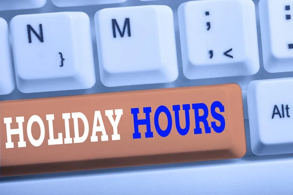 Word pisanie tekstu Holiday Hours. Koncepcja biznesowa dla pracownika otrzymuje dwa razy ich normalne wynagrodzenie za wszystkie godziny biała klawiatura PC z pustym papierze notatki nad białym tle klucz kopii miejsca. — Zdjęcie stockowe