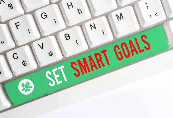 Escrevendo nota mostrando Set Smart Goals. Foto de negócios mostrando dando critérios para orientar na definição de objetivos Teclado pc branco com papel de nota acima do fundo branco . — Fotografia de Stock