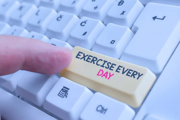 Her Gün Egzersiz gösteren not yazma. Beyaz arka plan üzerinde not kağıdı ile uygun ve sağlıklı Beyaz pc klavye almak için enerjik hareket vücut vitrin. — Stok fotoğraf